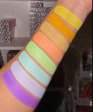 Load image into Gallery viewer, Duo water activated eyeliner/base.
