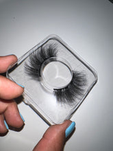 Load image into Gallery viewer, Lilly Croacks Eyelashes.
