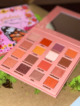 Load image into Gallery viewer, Soñadora Eyeshadow Palette.

